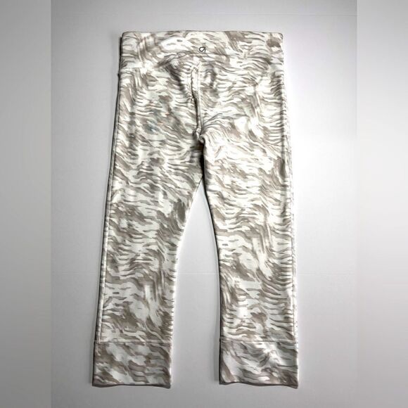 GAP GapFit Compression Brush Stroke Grey White Pattern Capri Legging Size Medium - Picture 5 of 9